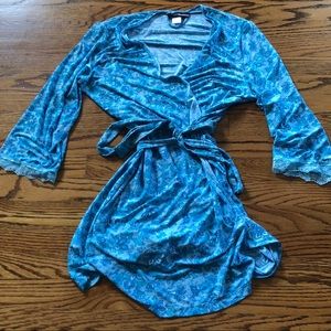 Stretchy blue and white floral robe